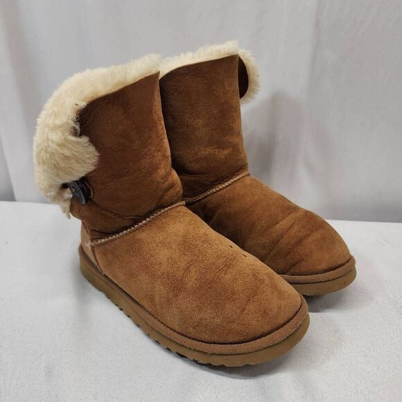 UGG Australia Women's 7 Boots Bailey Button Chestnut Sheepskin Suede Brown  Boot - Picture 1 of 7